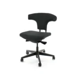 De Workliving T-Bone Black Edition Wolvilt Donkergrijs is een ergonomische bureaustoel (N)EN 1335 met een donkergrijs gestoffeerde zitting en rugleuning, een uniek gebogen ontwerp en een zwart onderstel met vijf wielen.
