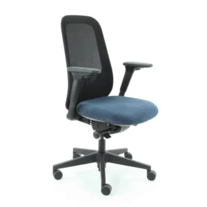 Workliving Nora Mesh Blauw Regain ergonomische bureaustoel (NEN1335) met netrugleuning, verstelbare armleuningen, blauwe zitting en zwart onderstel met vijf wielen tegen een witte achtergrond.