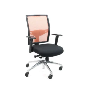 De Refurbished Bureaustoel Ergonomisch Design Projectas V1 Oranje (N)EN 1335 heeft een zwarte beklede zitting, oranje netrugleuning, verstelbare armleuningen en een zilverkleurig onderstel met vijf wielen.