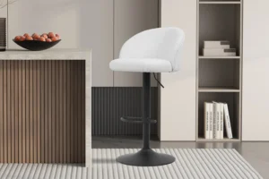 Een moderne keuken met een marmeren aanrecht, een schaal met appels, open rekken met boeken, neutraal gekleurde kasten en Barstoel 'Arda' Bouclé Wit (2 per doos) met witte bekleding en een zwart onderstel.