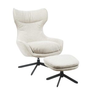 De Fauteuil Olivia Taupe is een moderne lichtbeige fauteuil met een hoge rug en een bijpassende poef met kussens, beide op een zwart metalen draaivoet.