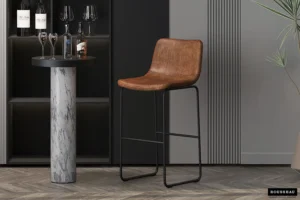 Een moderne barruimte met de 'Mancia' PU Ote Topper 02 Cognac barkruk, een ronde tafel met marmeren blad en wijnglazen en flessen, en een zwarte stellingkast in een stijlvolle eigentijdse omgeving.