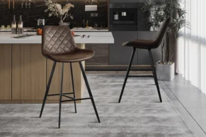 Twee 'Palmas' barkrukken (PU Ote Topper 05 Donkerbruin, set van 2) met zwarte metalen poten staan in een moderne keuken met een houten eiland, donkere kasten, ingebouwde koffiemachine en grote ramen met natuurlijk licht.
