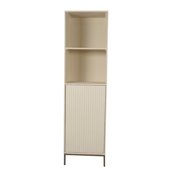 De Boekenkast Madison Sand | 55 cm is een hoge beige opbergkast met twee open bovenplanken en een gesloten vak met een verticaal gegroefde deur aan de onderkant, staand op vier korte pootjes.