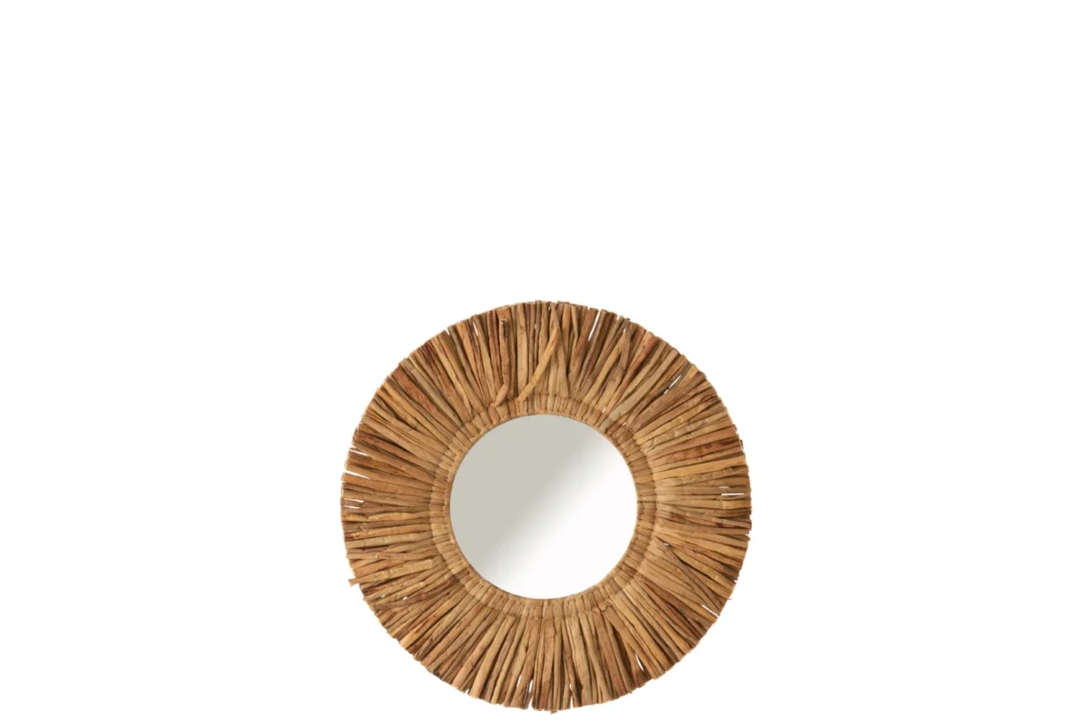 De Mirror Maurice Round Water Hyacinth Brown Small heeft een frame in sunburst-stijl gemaakt van natuurlijk geweven waterhyacint, tegen een effen witte achtergrond.