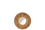 De Mirror Maurice Round Water Hyacinth Brown Small heeft een frame in sunburst-stijl gemaakt van natuurlijk geweven waterhyacint, tegen een effen witte achtergrond.