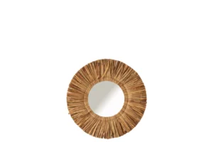 De Mirror Maurice Round Water Hyacinth Brown Small heeft een frame in sunburst-stijl gemaakt van natuurlijk geweven waterhyacint, tegen een effen witte achtergrond.
