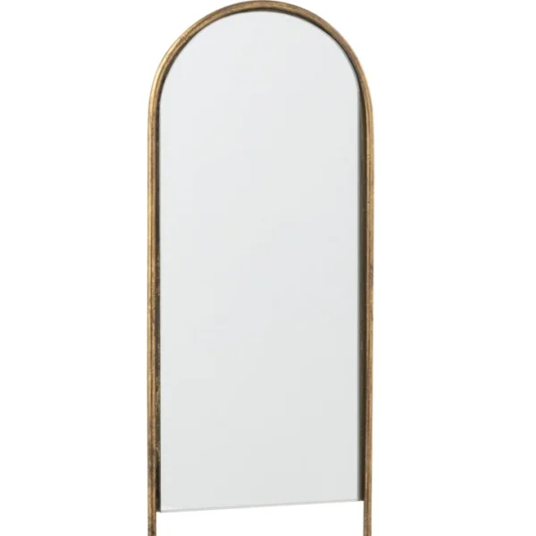 De Mirror On Foot Daisy Iron/Glass Gold heeft een hoog, gebogen ontwerp met een slank gouden frame en bijpassende ronde voet. De minimale maar elegante stijl geeft elke ruimte een moderne, decoratieve touch.