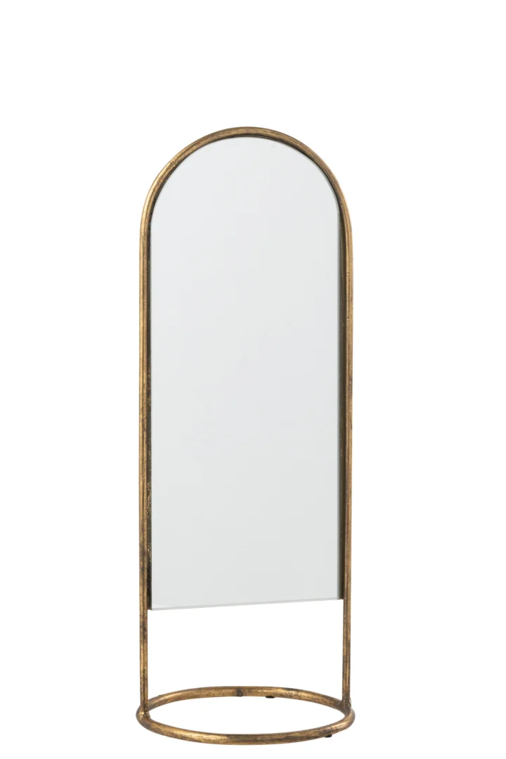 De Mirror On Foot Daisy Iron/Glass Gold heeft een hoog, gebogen ontwerp met een slank gouden frame en bijpassende ronde voet. De minimale maar elegante stijl geeft elke ruimte een moderne, decoratieve touch.
