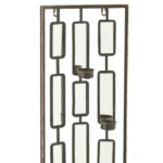 De Wanddecoratie Theelichthouder Metaal/spiegel Grijs Klein is een decoratieve metalen wandarmatuur met een geometrisch rasterdesign, voorzien van zes rechthoekige spiegels en vier geïntegreerde theelichthouders.