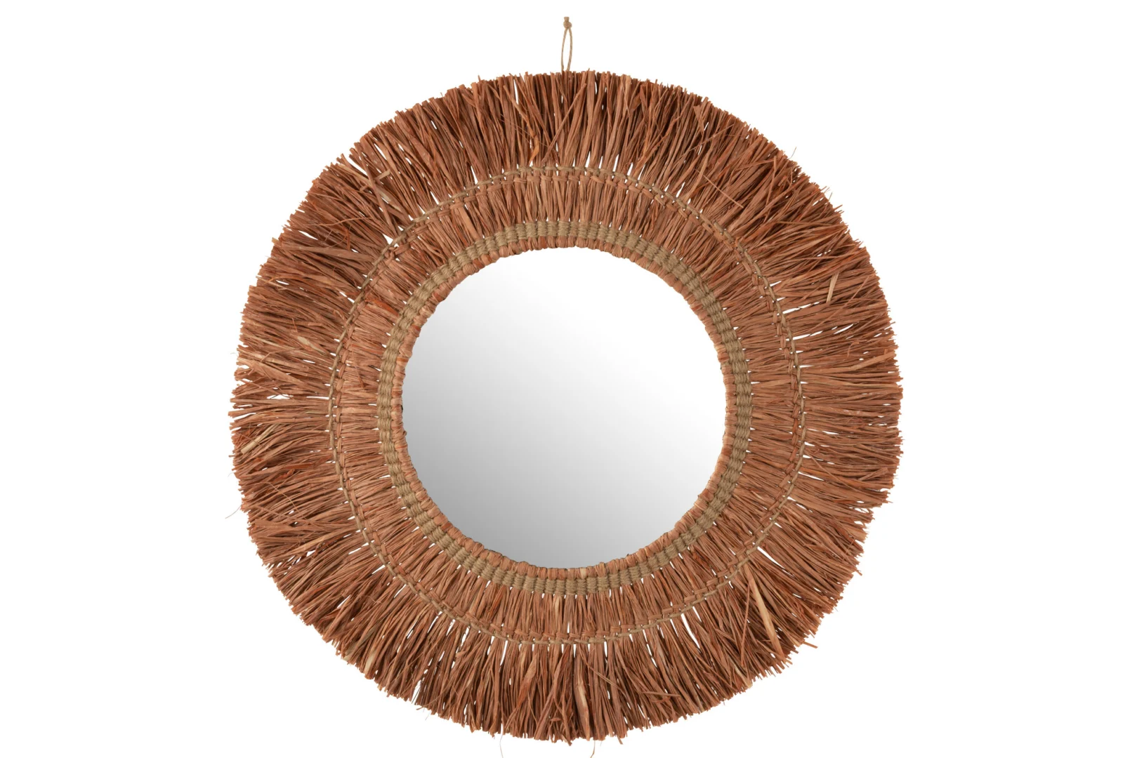 De Mirror Hanging Round Reed Raffia Brown heeft een decoratief sunburst frame gemaakt van bruine geweven natuurlijke vezels die lijken op stro of rotan.