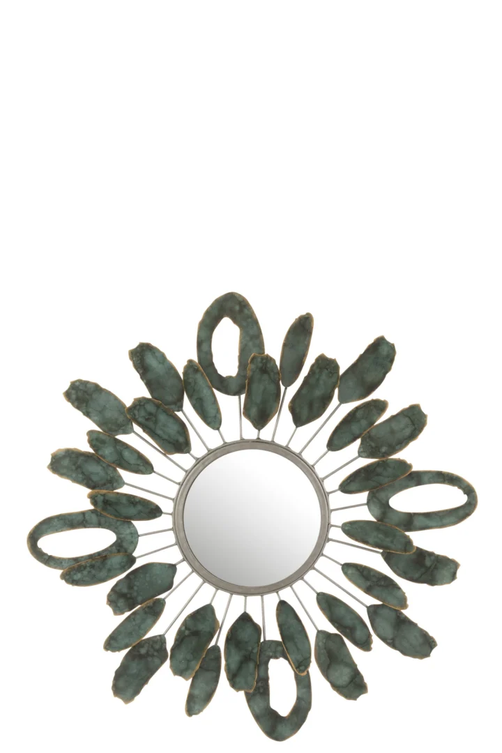 De Mirror Pieces Oval Metal Gold/Green is een ronde wandspiegel met een decoratieve lijst met groene ovale accenten in een sunburstpatroon dat vanuit het midden straalt.