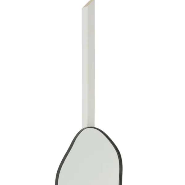 De wandspiegel Extrema Iron/Mirror Black Small heeft een onregelmatig gevormde spiegel met een zwarte lijst gemonteerd op een witte verticale staander met een gesneden bovenkant, rechtopstaand afgebeeld tegen een effen witte achtergrond.