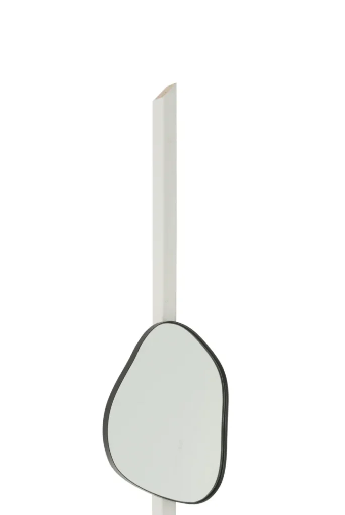 De wandspiegel Extrema Iron/Mirror Black Small heeft een onregelmatig gevormde spiegel met een zwarte lijst gemonteerd op een witte verticale staander met een gesneden bovenkant, rechtopstaand afgebeeld tegen een effen witte achtergrond.