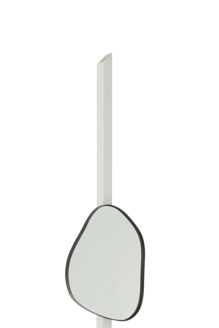 De wandspiegel Extrema Iron/Mirror Black Small heeft een onregelmatig gevormde spiegel met een zwarte lijst gemonteerd op een witte verticale staander met een gesneden bovenkant, rechtopstaand afgebeeld tegen een effen witte achtergrond.