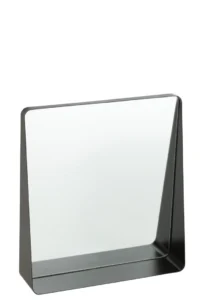 De wandspiegel Square Metal/Glass Black heeft een modern, rechthoekig ontwerp met een dikke zwarte lijst, rechtop tegen een effen witte achtergrond.