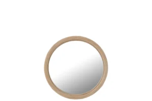 De wandspiegel Round Rattan/Glass Natural Small heeft een licht rotan frame en staat middenonder op een effen witte achtergrond.