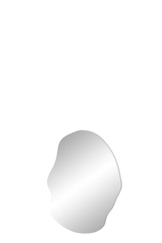 De Mirror Oly Glass Small, met een onregelmatig gevormd reflecterend oppervlak, staat midden onder op een effen witte achtergrond.
