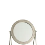 De Mirror Round On Foot Metal Silver heeft een metalen frame met textuur, een verstelbare ronde spiegel met scharnieren aan de zijkant en een metalen standaard met driehoekige voet. Perfect voor elke ruimte, gefotografeerd tegen een witte achtergrond.