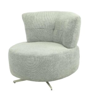 De Fauteuil Fien Grey is een moderne lichtgrijs gestoffeerde draaistoel met een afgeronde zitting en rugleuning, subtiele naaddetails en een minimalistisch metalen onderstel. Afgebeeld tegen een witte achtergrond.