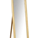 De staande spiegel Emi Wood Gold Colored heeft een sierlijke gouden lijst met een decoratieve kuif aan de bovenkant en wordt ondersteund door een achterstandaard.