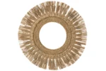De Mirror Round Grass Natural heeft een brede, decoratieve lijst van gevlochten en gefranjerd natuurlijk gras in een zonnestraalpatroon. Het spiegelende midden is niet zichtbaar in deze afbeelding.