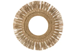 De Mirror Round Grass Natural heeft een brede, decoratieve lijst van gevlochten en gefranjerd natuurlijk gras in een zonnestraalpatroon. Het spiegelende midden is niet zichtbaar in deze afbeelding.
