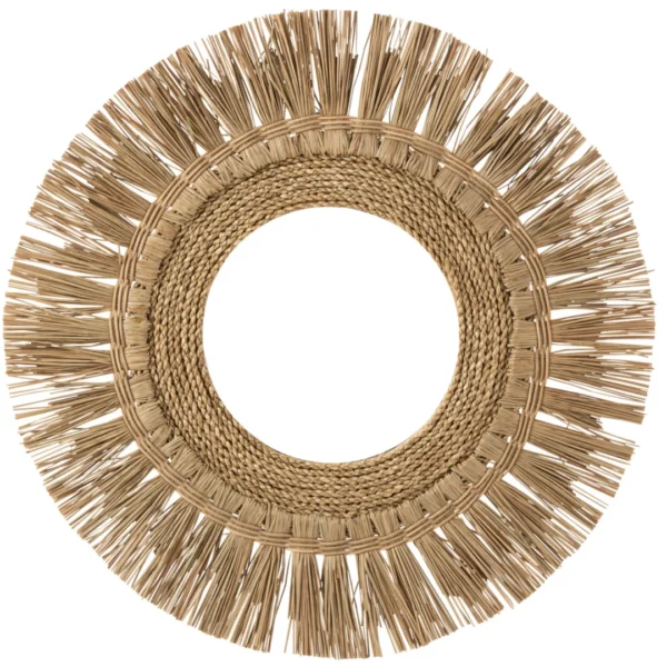 De Mirror Round Grass Natural heeft een brede, decoratieve lijst van gevlochten en gefranjerd natuurlijk gras in een zonnestraalpatroon. Het spiegelende midden is niet zichtbaar in deze afbeelding.