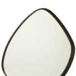 De hangende spiegel Abstract Mirror/MDF Dark Brown Large heeft een asymmetrische, kiezelachtige vorm en een donkere afgeronde lijst, afgebeeld tegen een witte achtergrond.