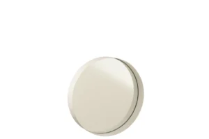 De spiegel Round Border Metal White Small heeft een moderne, dikke lijst van wit metaal. Afgebeeld tegen een effen witte achtergrond, benadrukt de ronde spiegel zijn diepte en driedimensionale vorm.