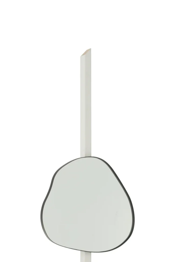 De wandspiegel Extrema Iron/Mirror Black Medium, met een onregelmatige vorm en een zwart ijzeren frame, staat op een hoge, slanke witte houten paal tegen een effen witte achtergrond.