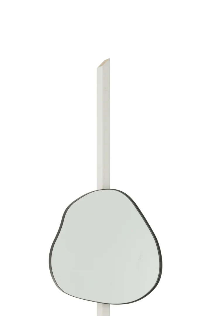 De wandspiegel Extrema Iron/Mirror Black Medium, met een onregelmatige vorm en een zwart ijzeren frame, staat op een hoge, slanke witte houten paal tegen een effen witte achtergrond.