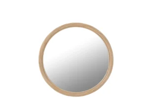 De wandspiegel Round Rattan/Glass Natural Medium heeft een ronde rotanlijst in een natuurlijke afwerking, die een gradiënt van licht naar donker weerspiegelt, tegen een effen witte achtergrond.