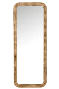 Een rechthoekige spiegel met de naam "Mirror Rectangle Fir Wood/Glass Natural" heeft afgeronde hoeken en een geweven rotanlijst tegen een witte achtergrond.