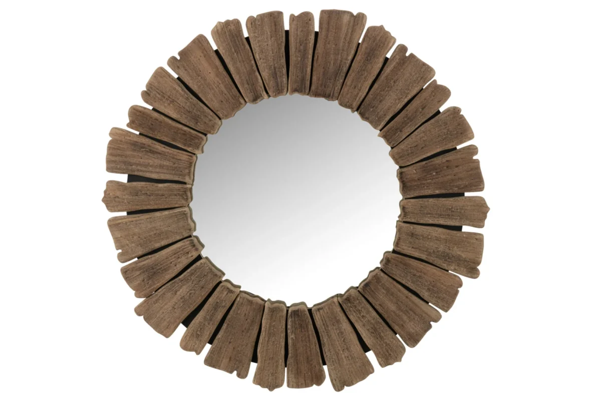 De Mirror Vacay Wood Natural Large heeft een rond reflecterend oppervlak omlijst met gelijkmatig verspreide rustieke houten stukken, waardoor het een natuurlijke, op drijfhout geïnspireerde rand krijgt.