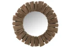 De Mirror Vacay Wood Natural Large heeft een rond reflecterend oppervlak omlijst met gelijkmatig verspreide rustieke houten stukken, waardoor het een natuurlijke, op drijfhout geïnspireerde rand krijgt.