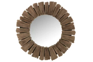 De Mirror Vacay Wood Natural Large heeft een rond reflecterend oppervlak omlijst met gelijkmatig verspreide rustieke houten stukken, waardoor het een natuurlijke, op drijfhout geïnspireerde rand krijgt.