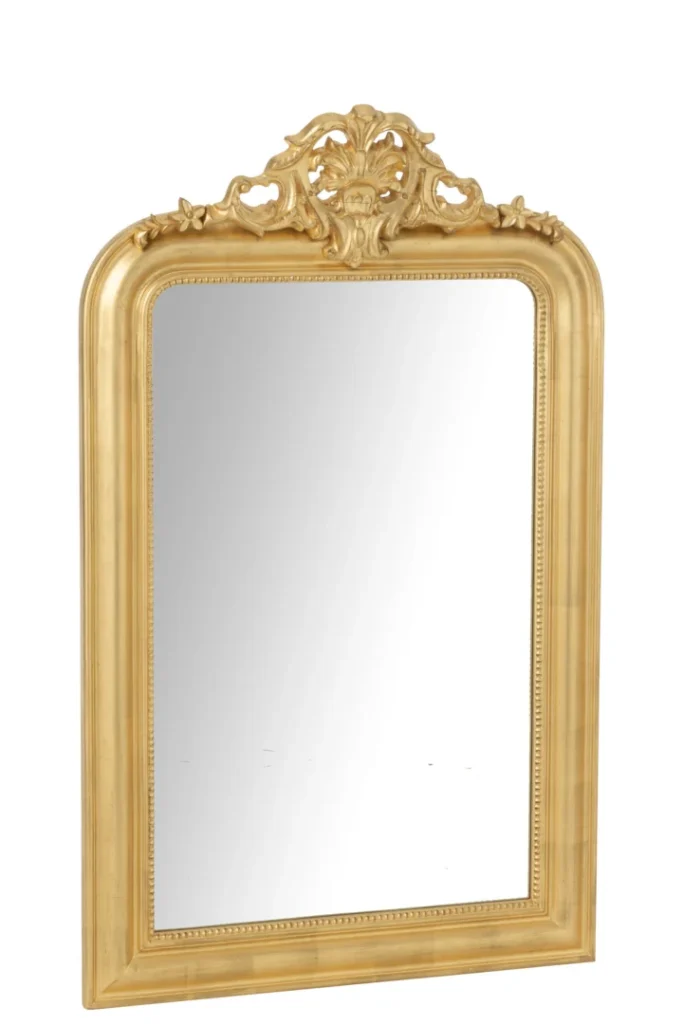 De wandspiegel Ema Wood Gold Colored heeft een rechthoekige vorm met een sierlijke gouden lijst, ingewikkelde details langs de bovenrand en een decoratief bloemen- en vaasmotief bovenaan.