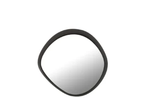 De Wandspiegel Rond Metaal/Glas Zwart Klein heeft een rond, asymmetrisch ontwerp met een dikke zwarte lijst. Tegen een effen witte achtergrond weerkaatst hij het licht in het gedeelte rechtsonder.