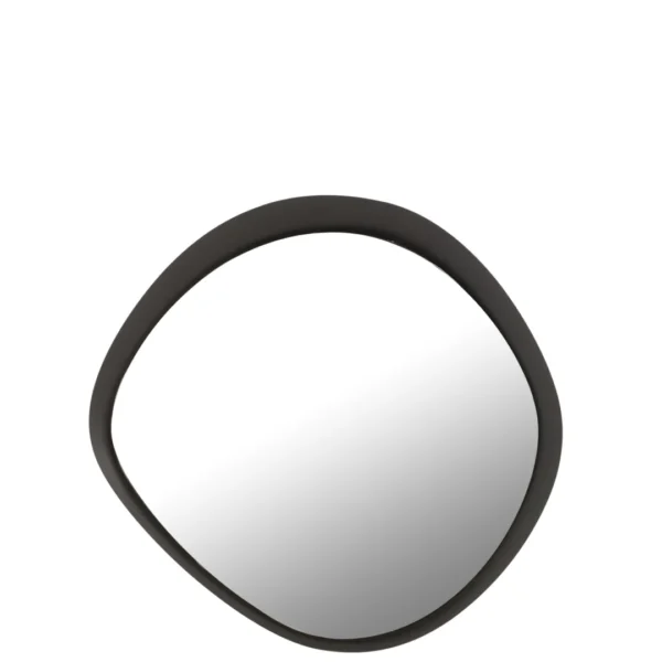 De Wandspiegel Rond Metaal/Glas Zwart Klein heeft een rond, asymmetrisch ontwerp met een dikke zwarte lijst. Tegen een effen witte achtergrond weerkaatst hij het licht in het gedeelte rechtsonder.