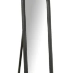 De staande spiegel Emi Wood Black heeft een hoog rechthoekig ontwerp, een decoratieve zwarte lijst met een sierlijke kuif en een scharnierende standaard aan de achterkant voor ondersteuning.