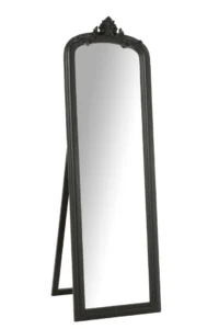 De staande spiegel Emi Wood Black heeft een hoog rechthoekig ontwerp, een decoratieve zwarte lijst met een sierlijke kuif en een scharnierende standaard aan de achterkant voor ondersteuning.
