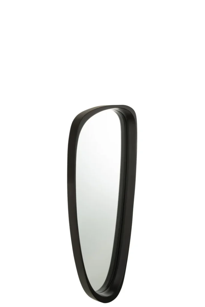 De Mirror Giles MDF/Glass Black Long heeft een asymmetrisch, langwerpig ontwerp met een dik, rond zwart frame. De moderne, organische vorm steekt af tegen een witte achtergrond en leunt subtiel naar rechts.