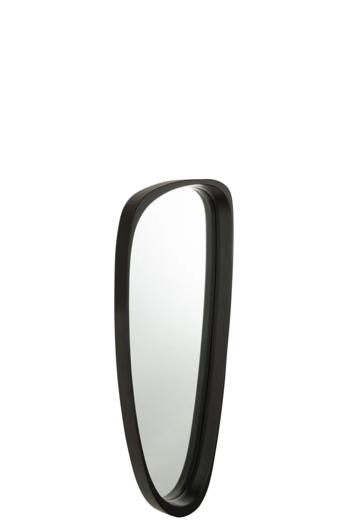 De Mirror Giles MDF/Glass Black Long heeft een asymmetrisch, langwerpig ontwerp met een dik, rond zwart frame. De moderne, organische vorm steekt af tegen een witte achtergrond en leunt subtiel naar rechts.