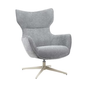 De Fauteuil Julia | Antraciet is een moderne grijze stoffen loungestoel met een hoge rugleuning, brede armleuningen en een metalen draaivoet, afgebeeld tegen een effen witte achtergrond.