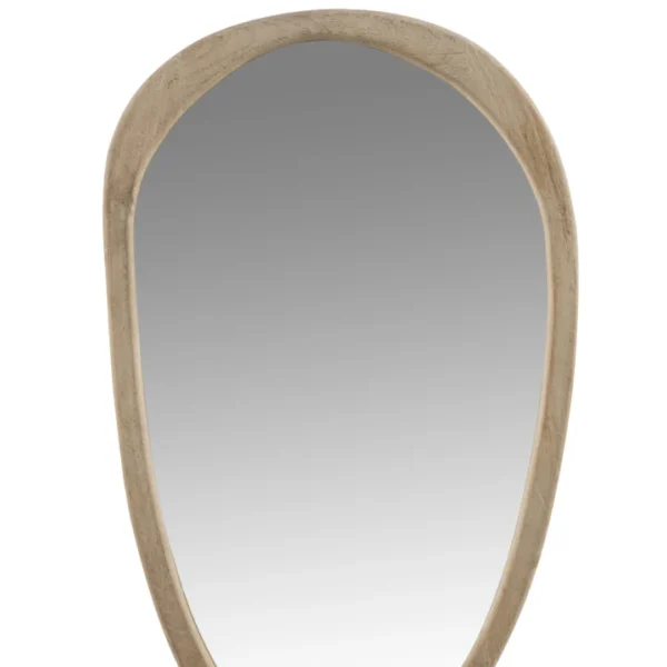 De Mirror Irregular Mango Wood Large heeft een onregelmatige vorm en een gladde mangohouten lijst, tegen een effen witte achtergrond.