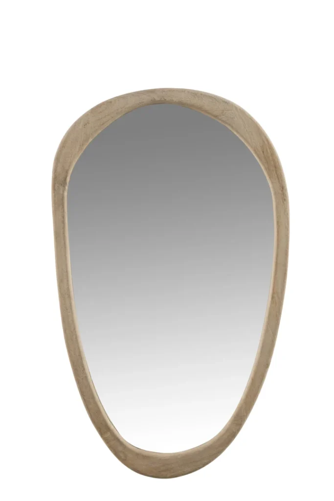 De Mirror Irregular Mango Wood Large heeft een onregelmatige vorm en een gladde mangohouten lijst, tegen een effen witte achtergrond.