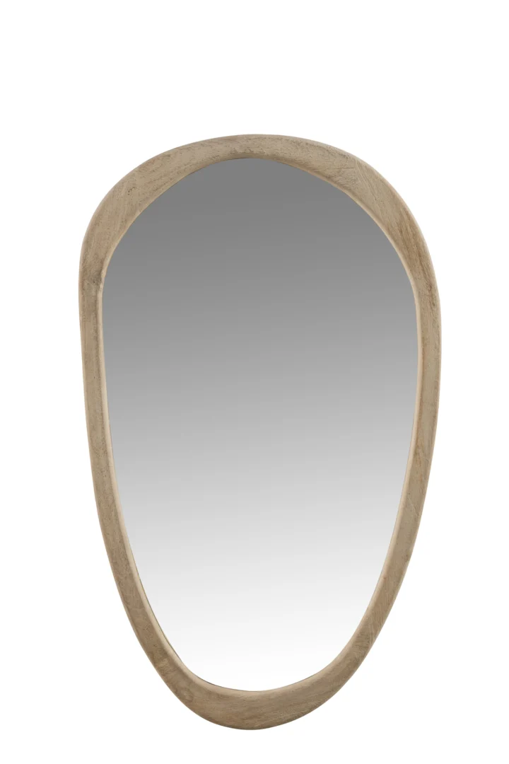 De Mirror Irregular Mango Wood Large heeft een onregelmatige vorm en een gladde mangohouten lijst, tegen een effen witte achtergrond.