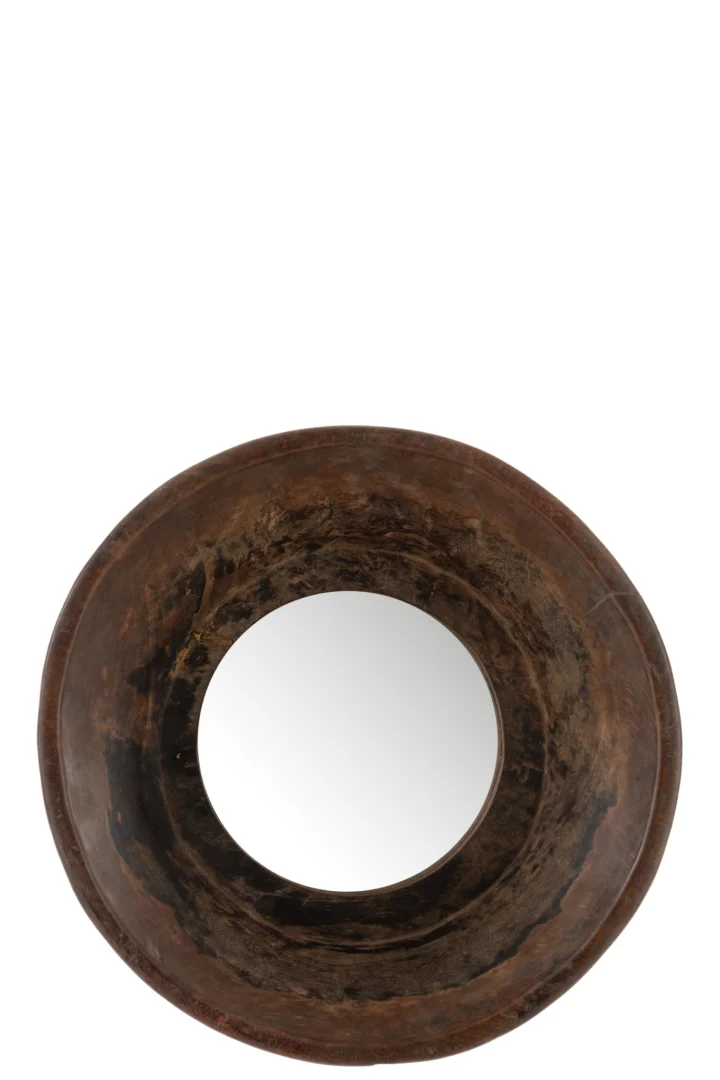 De Mirror Round Bowl Shaped Recycled Wood Brown heeft een ronde spiegel in een rustiek bruin frame, gemaakt van gerecycled hout en afgebeeld tegen een effen witte achtergrond.
