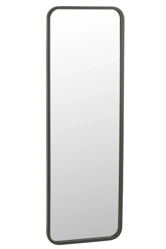 De Mirror Rectangular Matt Black heeft een hoge, rechthoekige vorm met afgeronde hoeken en een slanke, matzwarte lijst, rechtopstaand afgebeeld op een witte achtergrond.